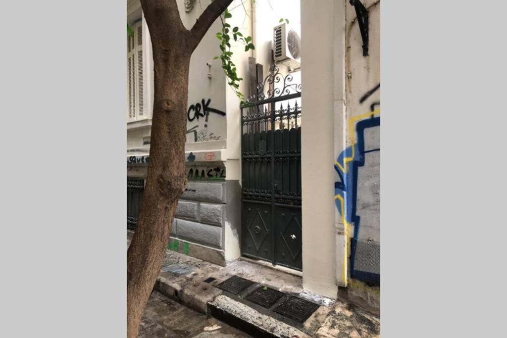 Exarcheia: Independent Ground Floor House. Atenas Exterior foto
