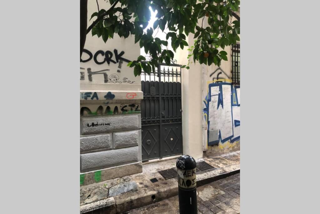 Exarcheia: Independent Ground Floor House. Atenas Exterior foto